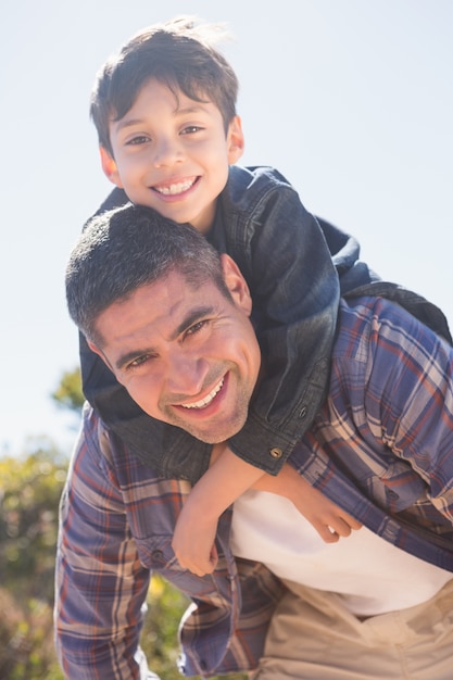 Foto padre e figlio in campagna