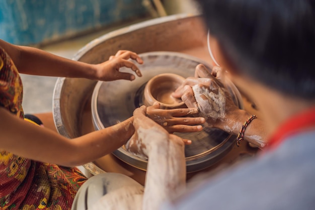 Photo father and son doing ceramic pot in pottery workshop