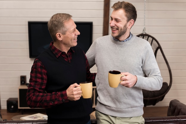 Foto padre e figlio che godono insieme del caffè