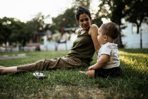 Photo father and son on grass