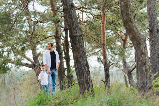 Padre e figlio si divertono insieme nella natura