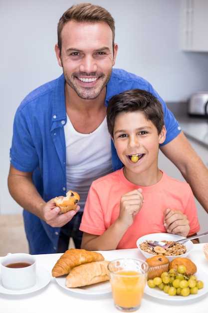 父と息子が朝食を食べて