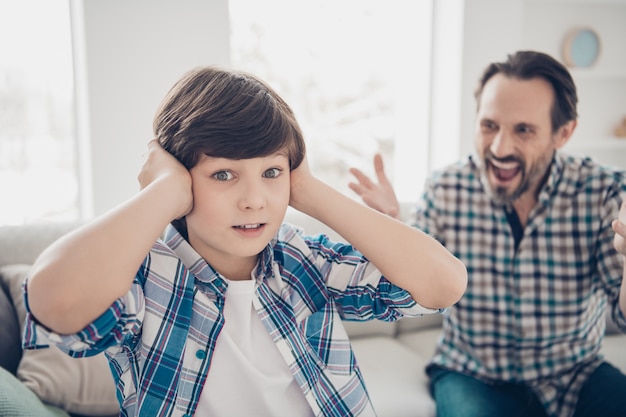 Photo father and son having a conflict