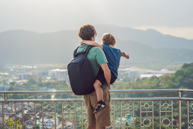 태국 푸켓의 푸켓 뷰 포인트 랑 힐(Phuket View Point Rang Hill)에서 높은 전망을 바라보는 아버지와 아들.