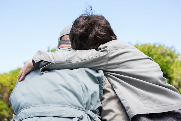 Photo father and son hugging