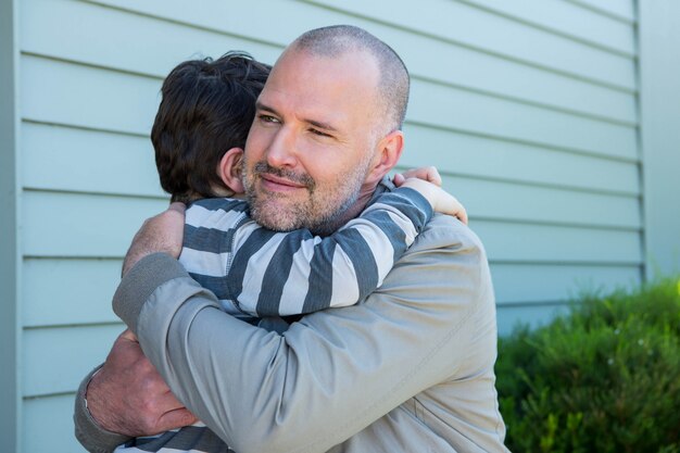 Photo father and son hugging