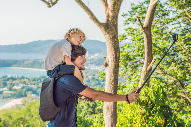 晴れた日のカロンビューポイントの父と息子。プーケット。子供と一緒に旅行のコンセプト。