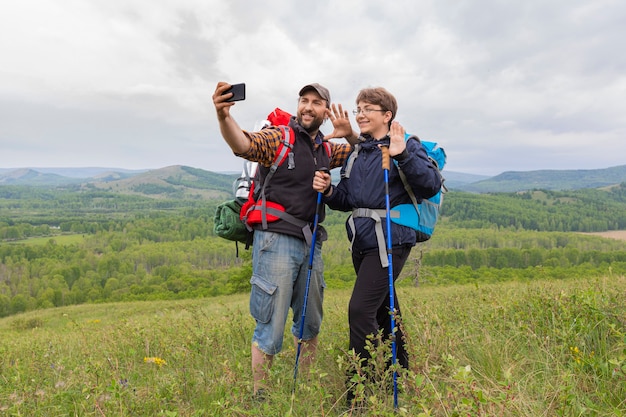 Padre e figlio hanno fatto un selfie di viaggio in cima alla collina