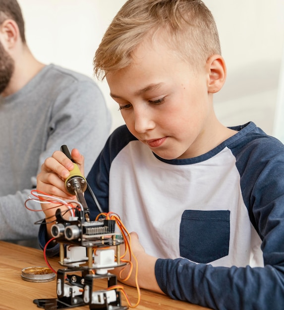 Photo father and son making robot