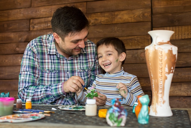 Padre e figlio dipingono i colori.