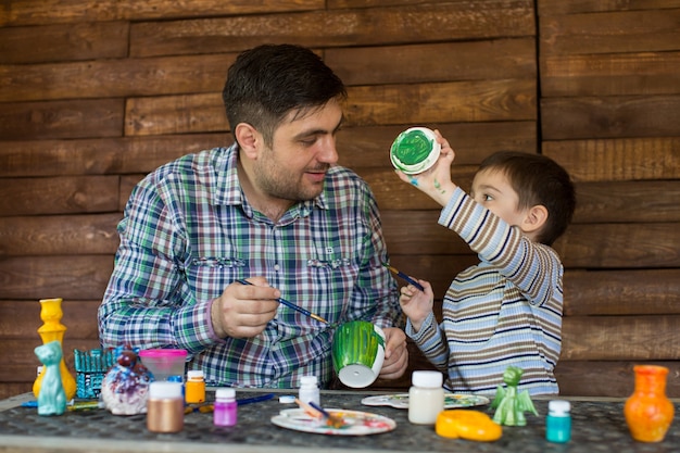 Padre e figlio dipingono.