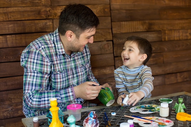 Padre e figlio dipingono.