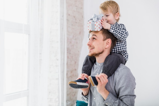 Foto padre e figlio che giocano insieme il giorno di padri