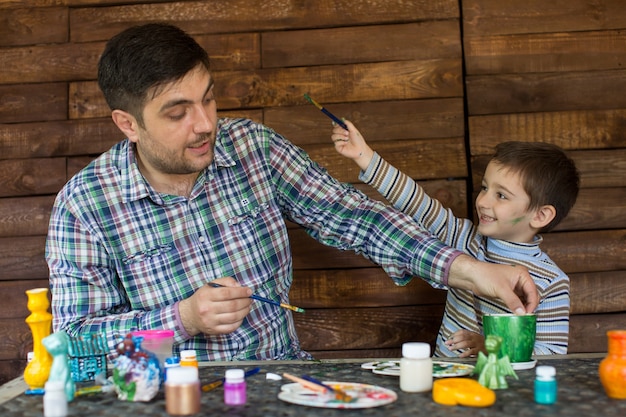 Padre e figlio che giocano con i colori della vernice