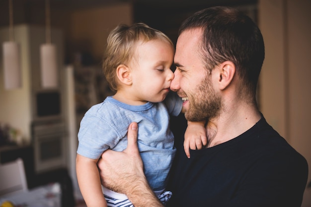 Foto padre e figlio che giocano con il naso