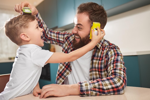 Photo father and son playing with toy cars