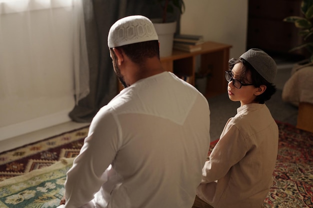 Photo father and son praying salah