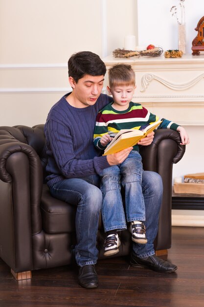 父と息子が一緒に物語の本を読んで