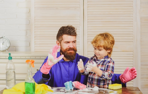 Padre e figlio pronti a fare i lavori domestici insieme uomini che puliscono