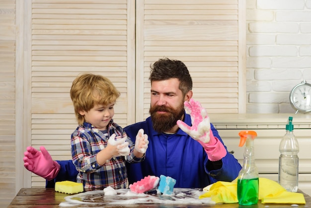 Padre e figlio pronti a fare i lavori domestici insieme uomini che puliscono