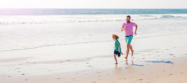 Padre e figlio corrono sul poster di banner all'aperto sulla spiaggia estiva con spazio di copia famiglia padre e figlio