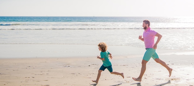 Padre e figlio corrono sul poster di banner all'aperto della spiaggia estiva con spazio di copia papà e bambino felici hanno