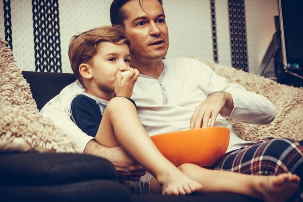 Foto padre e figlio seduti a casa