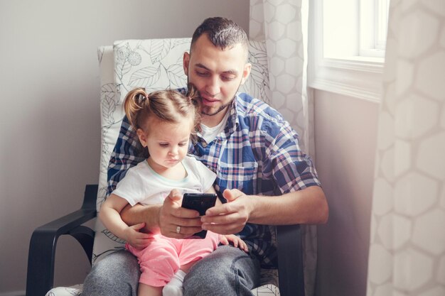 Foto padre e figlio seduti in una stanza