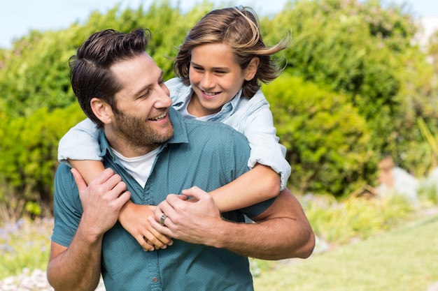 Padre e figlio che sorridono a vicenda