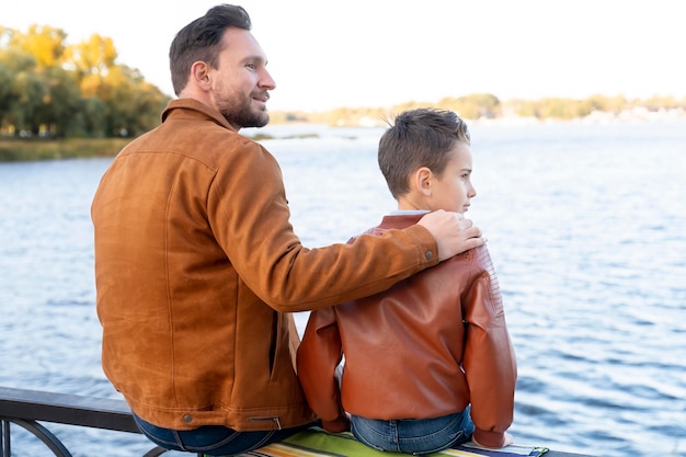 Photo father and son spending time together