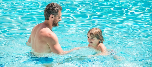 Padre e figlio in piscina banner con spazio di copia famiglia felice di padre e figlio ragazzo che si divertono in piscina estiva famiglia