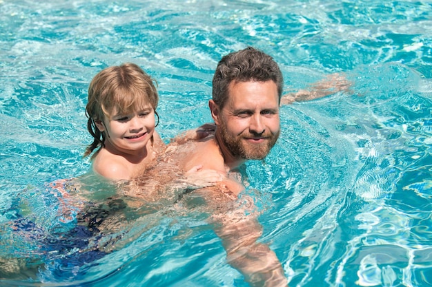 プールで泳ぐ父と息子、夏の家族。水泳レッスン。子供のためのウィーケン。