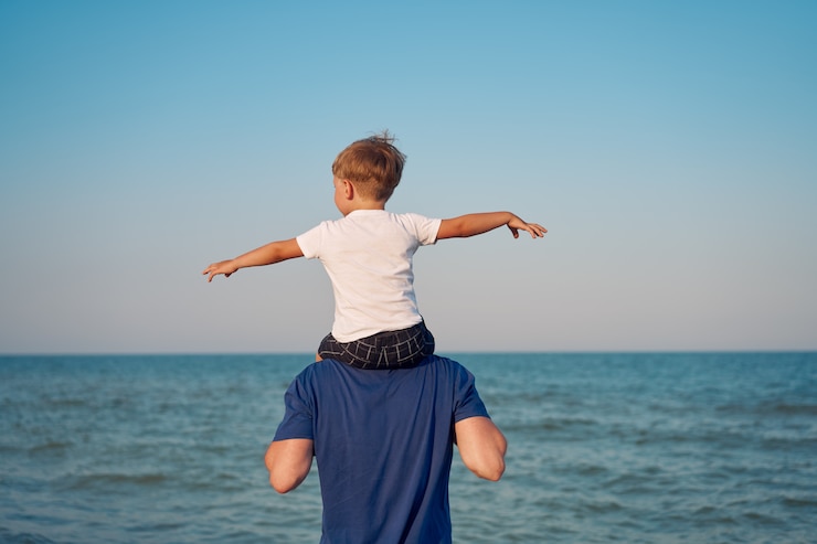 Photo father and son together on the beach