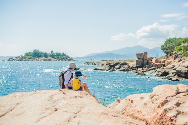 Padre e figlio viaggiatori al promontorio di hon chong, pietra da giardino, famose destinazioni turistiche a nha trang. vietnam