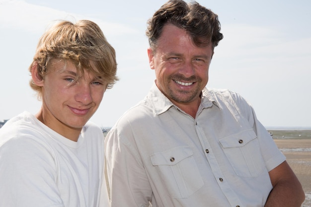 Photo father and son on vacation summer tourism on the seaside