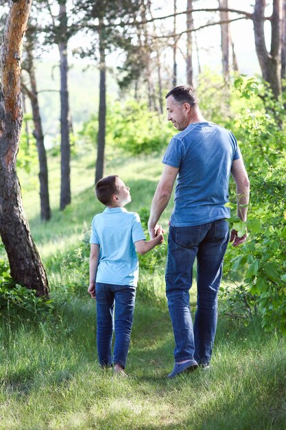 公園を散歩する父と息子