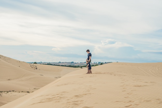 Padre e figlio nel deserto bianco