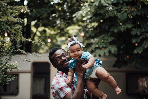 Photo father and son with daughter outdoors