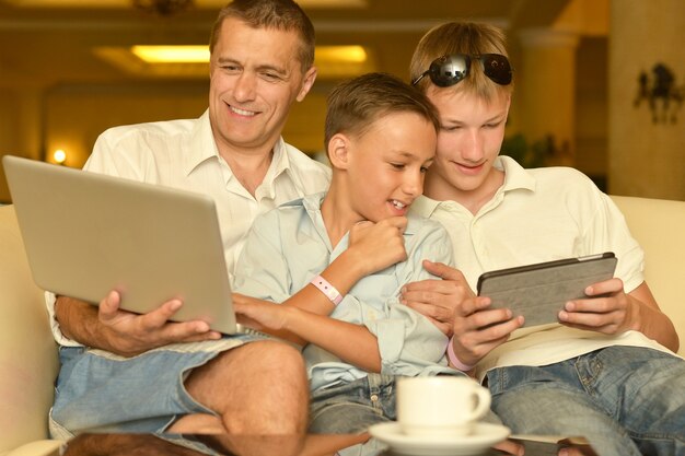 Foto padre e figli con laptop a tavola