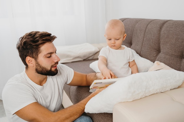 Foto padre che trascorre del tempo con il suo bambino a casa