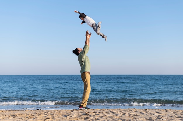 Foto padre che passa del tempo con suo figlio