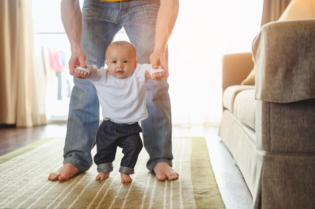 父は休日に家で歩くために幼児の赤ん坊の息子を連れて行きます。家族、父、息子、赤ちゃん、幸せ、ライフスタイルのコンセプト。