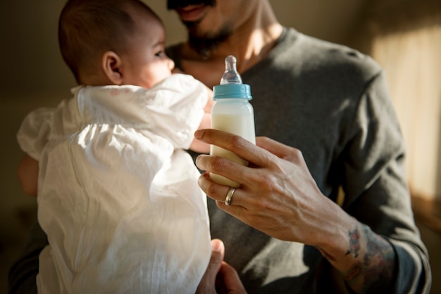 Photo father taking care of his baby