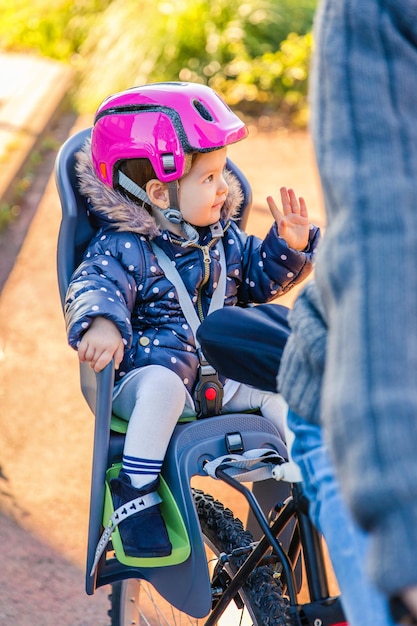 Photo father taking daughter for bicycle ride