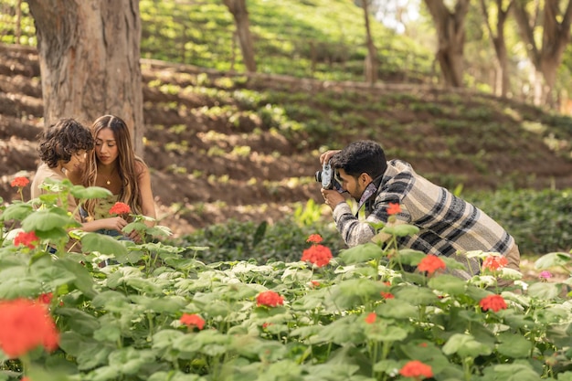 公園で母と息子の写真を撮る父