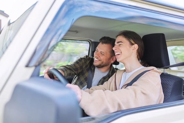 父は彼の10代の息子に運転するように教えています