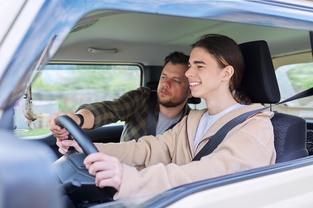 父は彼の10代の息子に運転するように教えています