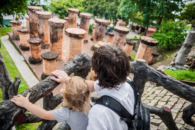 Foto turisti del figlio del padre e del bambino nel vietnam. po nagar cham tovers.