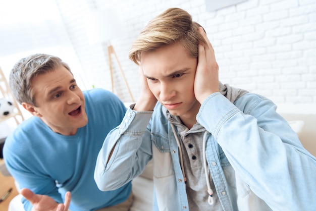 Foto padre cerca di parlare ma il figlio chiude le orecchie