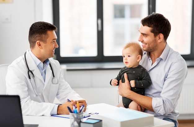 Photo father with baby and doctor at clinic